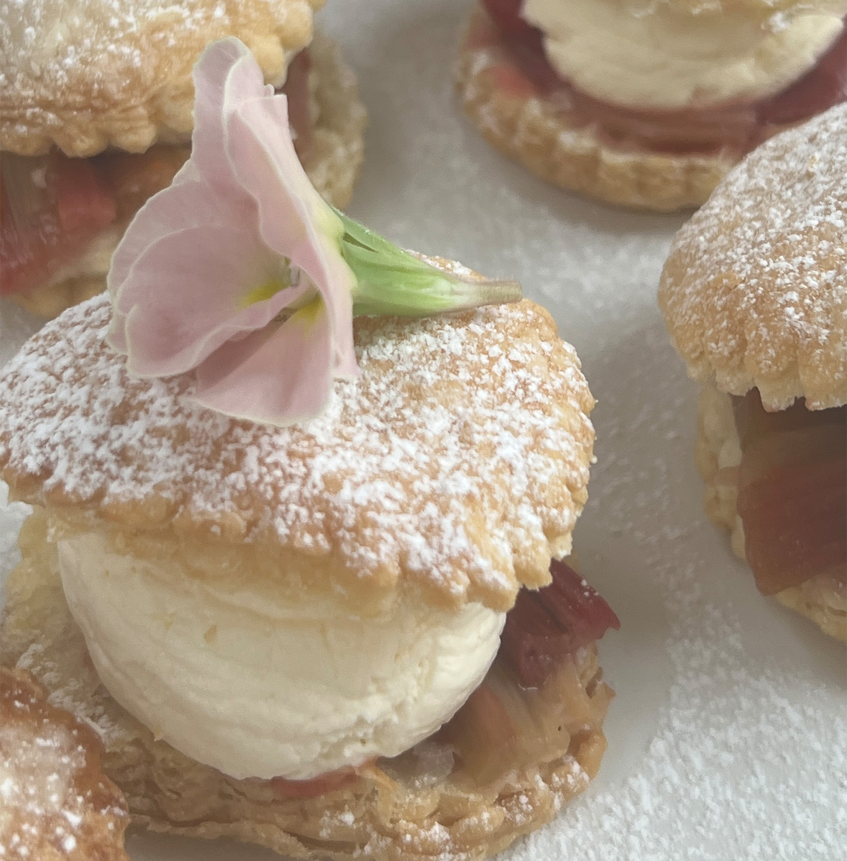 Rhubarb cream puffs 