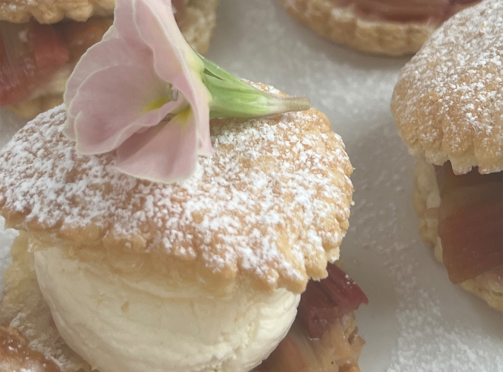 Rhubarb cream puffs 