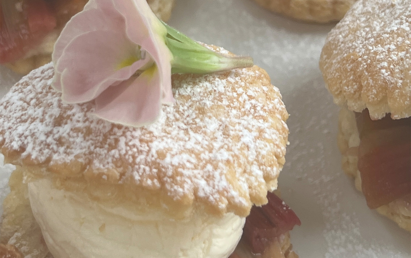 Rhubarb cream puffs 