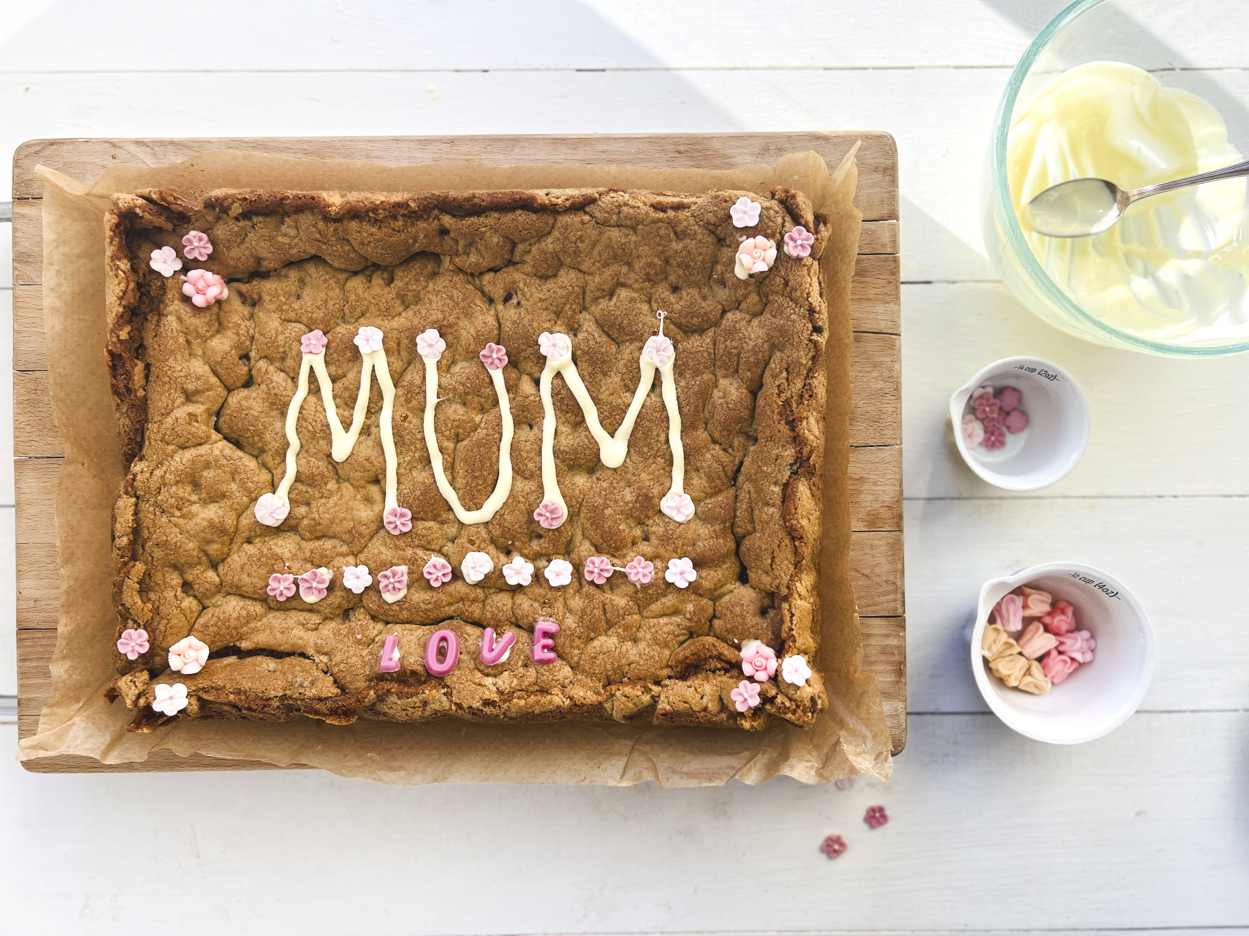 Decorated chocolate- chip biscuit slab
