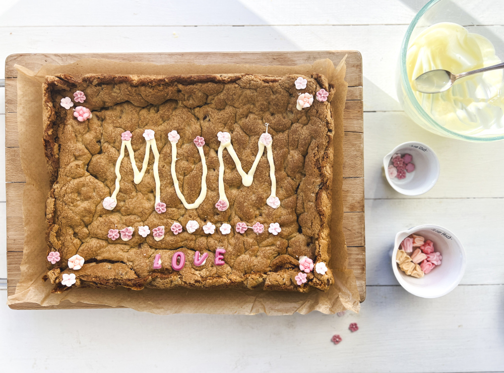 Decorated chocolate- chip biscuit slab