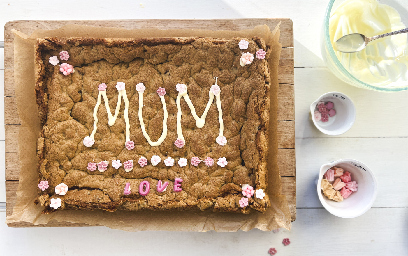 Decorated chocolate- chip biscuit slab