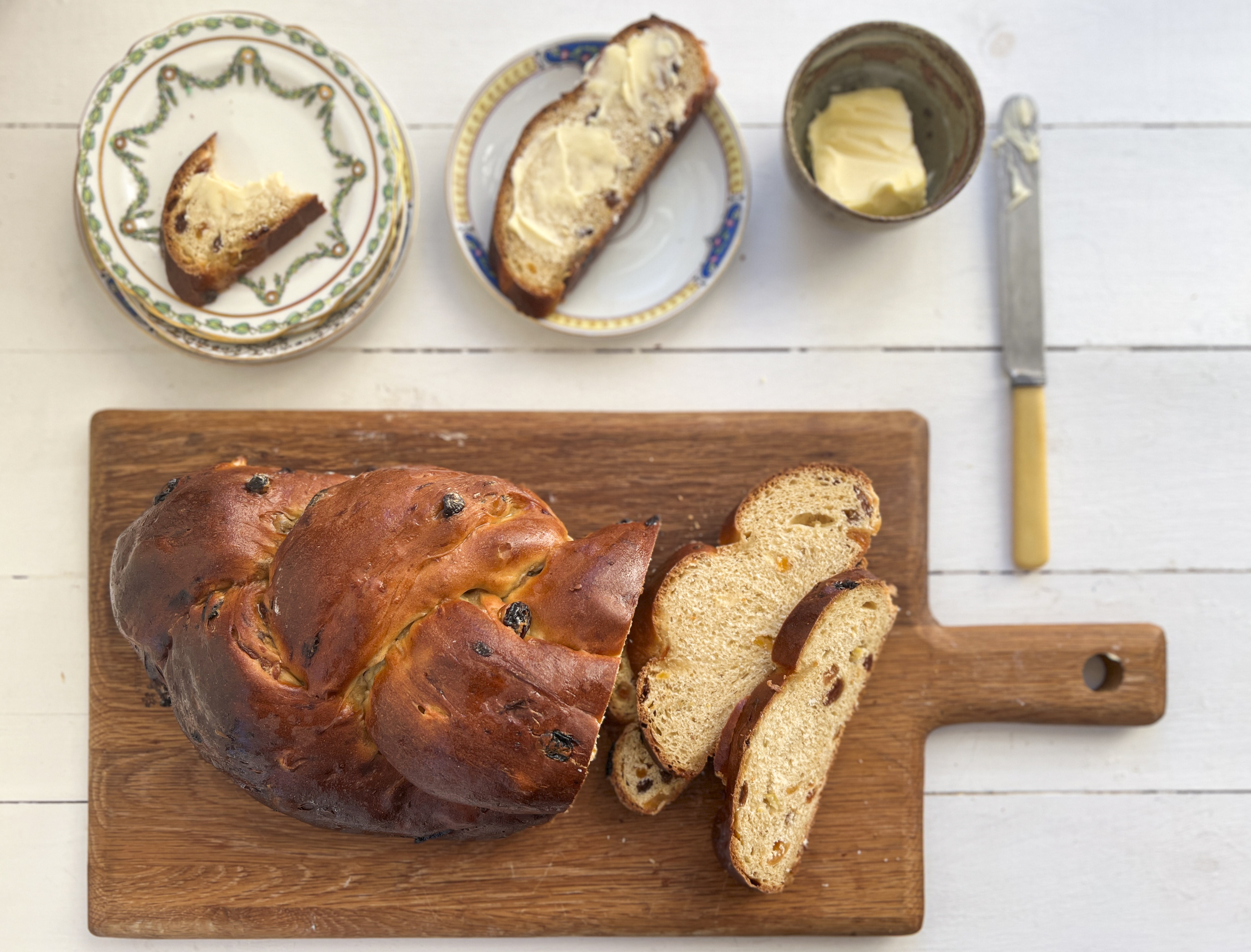 Plaited golden fruit loaf