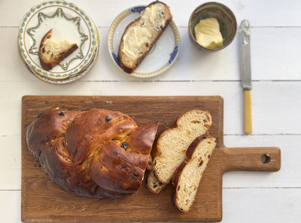 Plaited golden fruit loaf